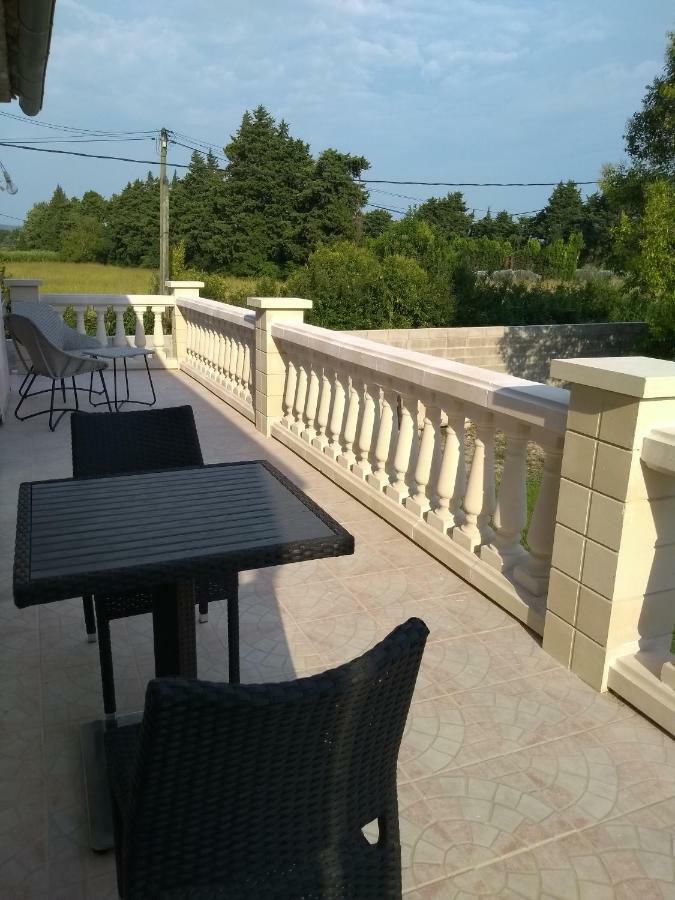 Maison 4 Etoiles Et Studio 3 Etoiles Independants Avec Piscine LʼIsle-sur-la-Sorgue Exteriör bild